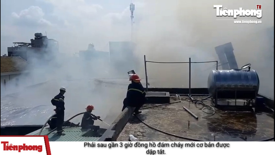 Cận cảnh lực lượng PCCC Đà Nẵng dập lửa trong xưởng gỗ nằm cạnh kho gas.