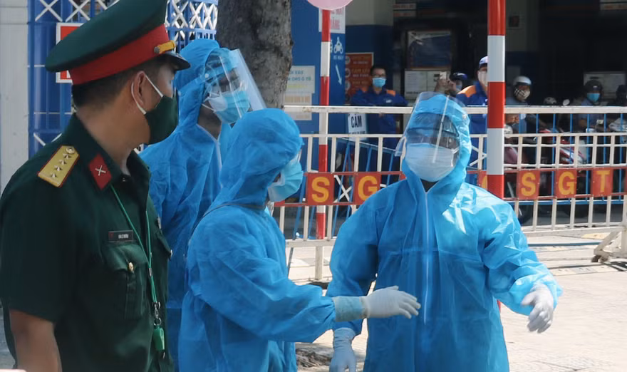 Nhân viên y tế tại Đà Nẵng làm việc trong vùng cách ly, phong toả để phòng, chống dịch COVID-19. Ảnh: Nguyễn Thành