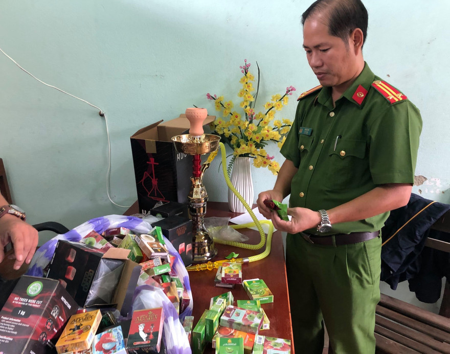 Lực lượng chức năng kiểm kê số hàng không rõ nguồn gốc xuất xứ được nhập từ Trung Quốc về. 