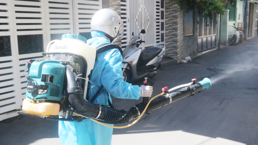 Khử khuẩn nhà riêng, khu phố nơi bệnh nhân mới nhất mắc COVID -19 sinh sống