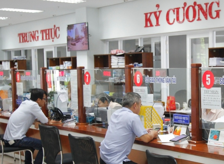 Năm 2018, Đà Nẵng sẽ sắp xếp 49 đơn vị sự nghiệp công lập. Trong ảnh, người dân đến làm thủ tục tại Trung tâm hành chính thành phố Đà Nẵng. Ảnh Nguyễn Thành. 