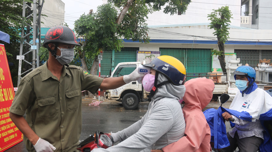 Cán bộ phường làm nhiệm vụ giám sát người ra vào ở một khu dân cư trên địa bàn Đà Nẵng. Ảnh: Nguyễn Thành