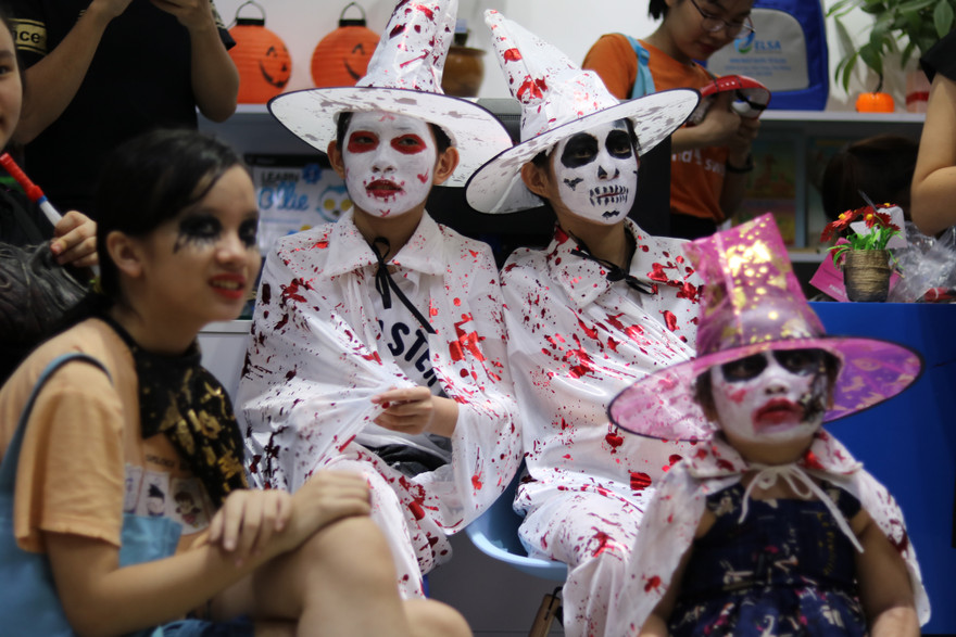 Loạt 'quỷ nhỏ' háo hức xuống phố Tây vui hội Halloween