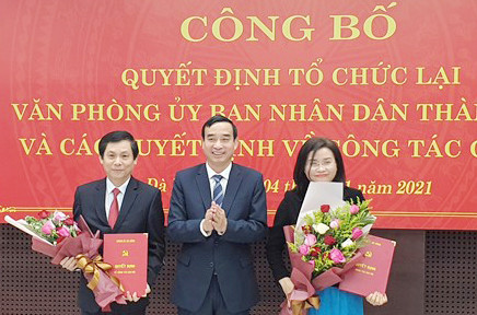 Quang cảnh buổi lễ công bố các quyết định. 