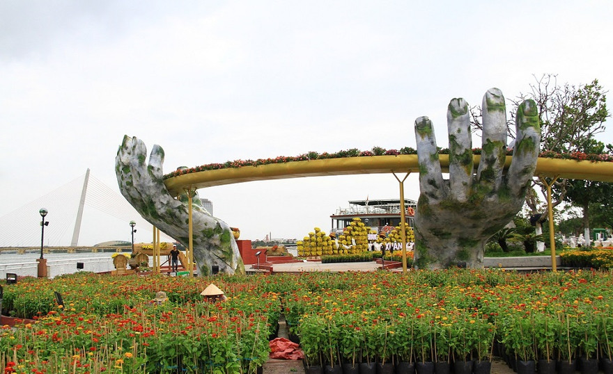 Đường hoa Đà Nẵng dọc sông Hàn đang được gấp rút hoàn thành để phục vụ người dân và du khách. Ảnh: Nguyễn Thành