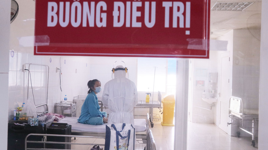 Nhân viên y tế chăm sóc bệnh nhân mắc COVID-19 tại Đà Nẵng. Ảnh: Nguyễn Thành