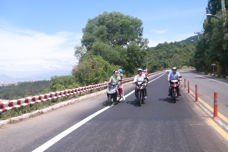 Du khách lên tham quan bán đảo Sơn Trà bằng xe máy. Ảnh: Nguyễn Thành