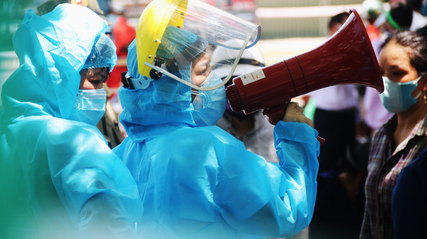 Nhân viên y tế gọi tên các tiểu thương để lấy mẫu xét nghiệm tại chợ có bệnh nhân COVID-19 lui tới. Ảnh: Nguyễn Thành