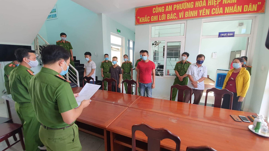 Công an thực hiện lệnh khởi tố vụ án, khởi tố bị can 5 đối tượng "chống người thi hành công vụ". Ảnh: C.A