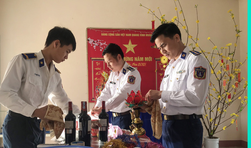 Các cán bộ chiến sĩ chuẩn bị đón Tết tại Trạm 2 Cảnh sát biển. Ảnh: Phạm Trung 
