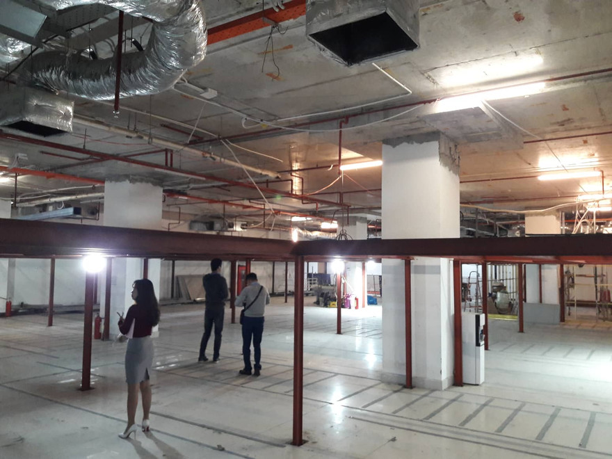 Tầng 1 tòa nhà chung cư F.Home được cắt đôi để làm bãi đỗ xe 2 tầng khiến cư dân lo lắng. 