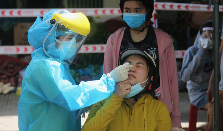 Lấy mẫu xét nghiệm COVID-19 cho tiểu thương tại một chợ trên địa bàn TP Đà Nẵng. Ảnh: Nguyễn Thành