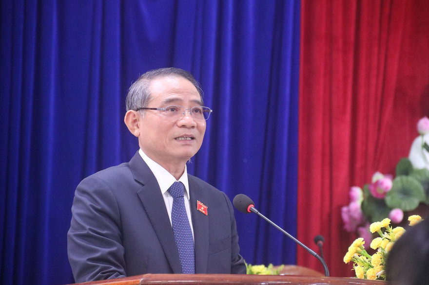 Bí thư Đà Nẵng Trương Quang Nghĩa trả lời câu hỏi cử tri quận Ngũ Hành Sơn. Ảnh: Nguyễn Thành