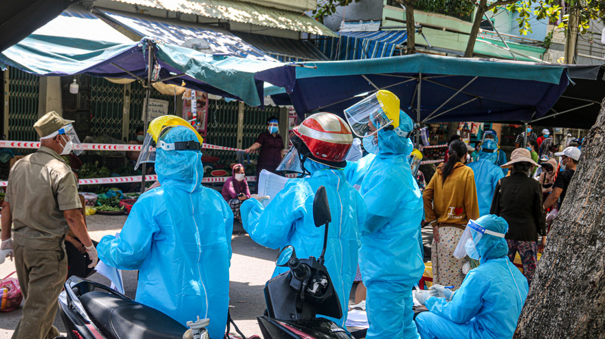 Tổ chức xét nghiệm SARS-CoV-2 cho các tiểu thương tại các chợ có bệnh nhân mắc COVID-19 ghé qua. 