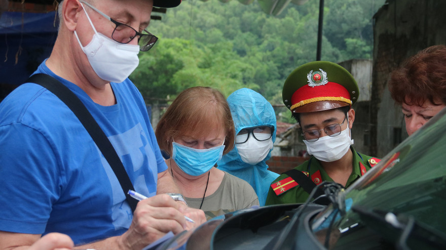 Đà Nẵng tăng cường kiểm soát người dân và du khách đi vào TP tại các cửa ngõ. Ảnh: Nguyễn Thành