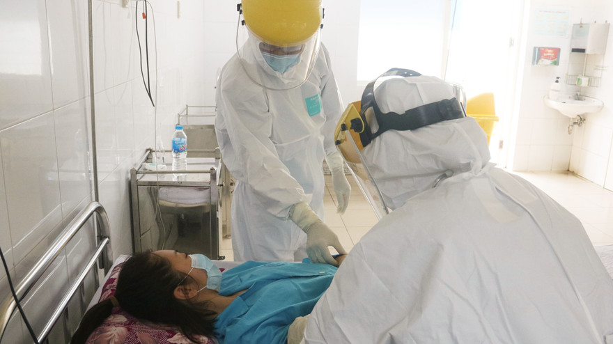 Vào bệnh viện Đà Nẵng xem bác sĩ chăm sóc bệnh nhân COVID-19