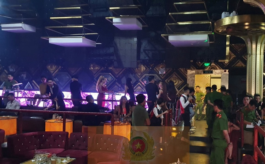Lực lượng công an kiểm tra và phát hiện các sai phạm tại quán bar Q Lounge (tên cũ là F3 Club).