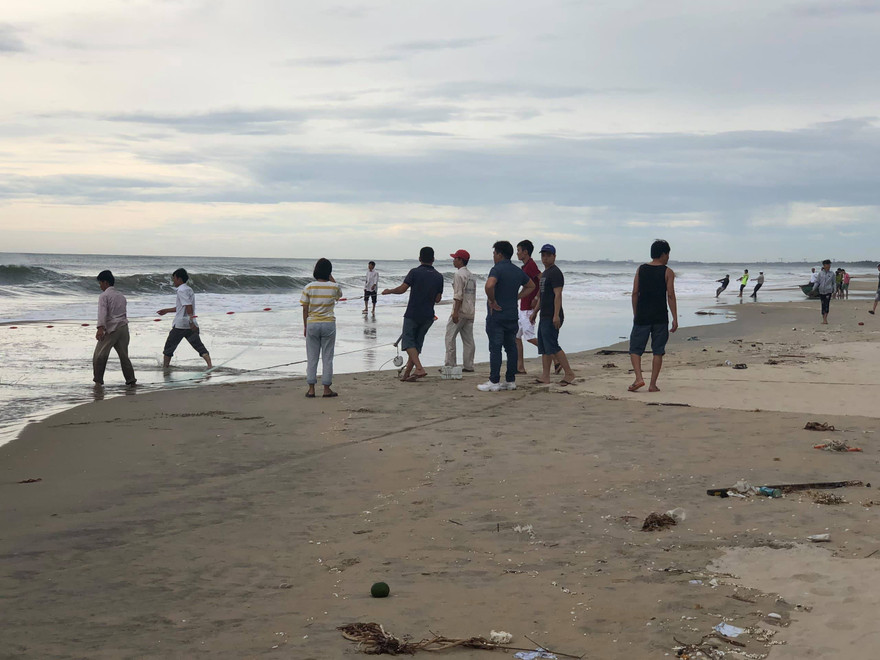 Lực lượng chức năng và người dân nổ lực tìm kiếm thi thể học sinh còn lại bị mất tích. 