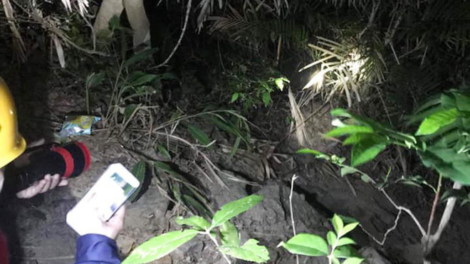 Lực lượng chức năng tìm kiếm xuyên đêm. Ảnh: Trí thức trẻ