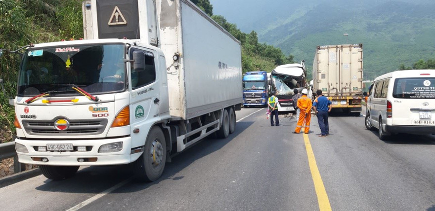 Hiện trường vụ tai nạn trên tuyến đường dẫn vào hầm Hải Vân vào trưa ngày 18/2 khiến 19 người nhập viện. Ảnh CTV