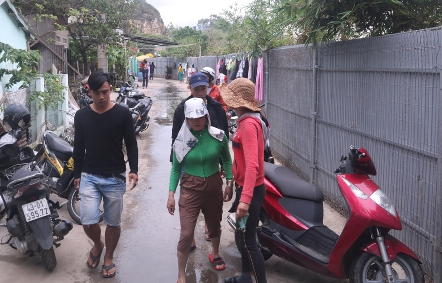 Rào chắn lối xuống biển của người dân tại dự án Khu du lịch sinh thái Nam Ô gây xôn xao dư luận. Ảnh Nguyễn Thành