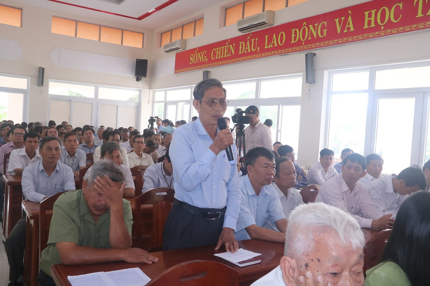 Cử tri Lê Đức Sơn (quận Ngũ Hành Sơn) đề nghị khởi tố thêm tội danh "phản quốc" đối với Phan Văn Anh Vũ. Ảnh - Nguyễn Thành