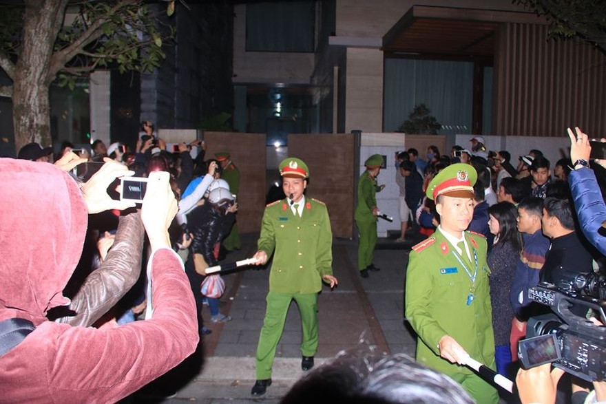 Khám xét nhà riêng của Phan Văn Anh Vũ tại số 82 Trần Quốc Toản (Đà Nẵng) vào tối 21/12. Ảnh Nguyễn Thành