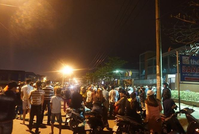 Dân vây 2 nhà máy thép Dana-Ý và Dana-Úc phản đối ô nhiễm hồi tháng 2/2018. Ảnh: G.Thanh