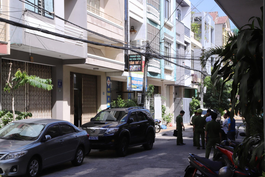 Công an khám nhà ông Trương Duy Nhất tại Đà Nẵng vào chiều 10/6. 