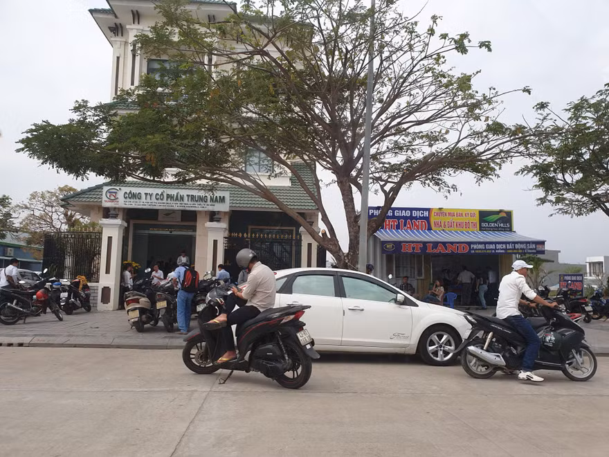Thị trường bất động sản của Đà Nẵng thời gian qua đang rất "sốt". Để thổi giá, nhiều "cò" đất đã tung tin thất thiệt, văn bản giả để thổi giá. Ảnh minh họa