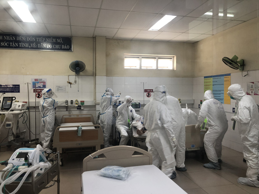 Chữa trị bệnh nhân mắc COVID-19 tại Đà Nẵng. 