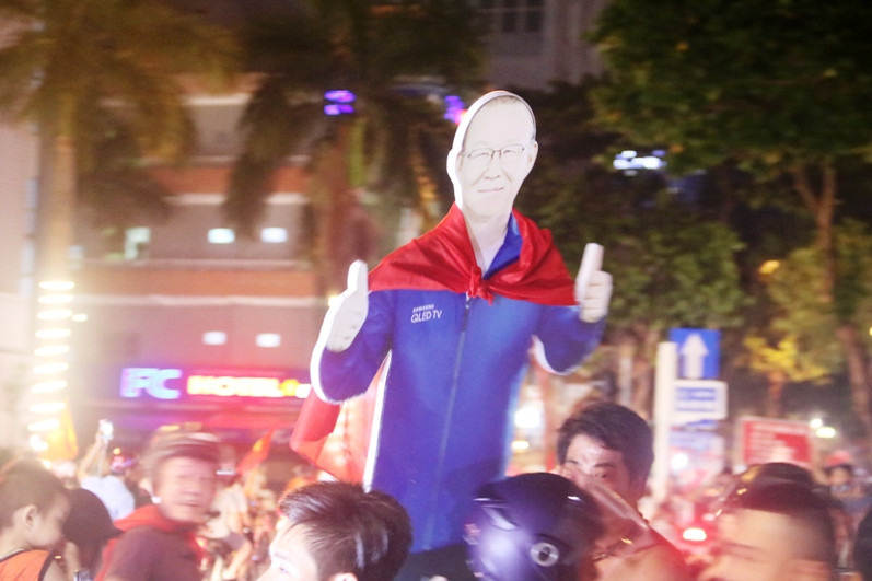 Cổ động viên Đà Nẵng quấn cờ đỏ, vinh danh HLV Park Hang-seo