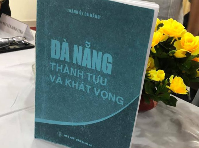 Bản thảo ấn phẩm "Đà Nẵng - Thành tựu và khát vọng" đang chuẩn bị để chuyển nhà in.