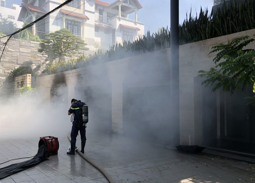 Lính chữa cháy dập lửa tại hiện trường vụ cháy. 