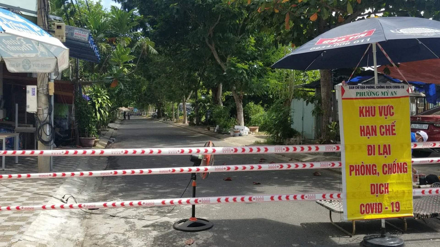 Phong toả khu vực đường Hồ Huân Nghiệp nơi cư trú của gia đình bệnh nhân 1017 có 6 người mắc COVID-19 ở Đà Nẵng. 