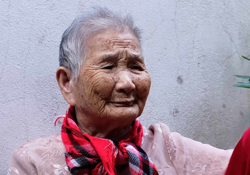 Mẹ Việt Nam anh hùng 91 tuổi ủng hộ bác sĩ tuyến đầu chống dịch 