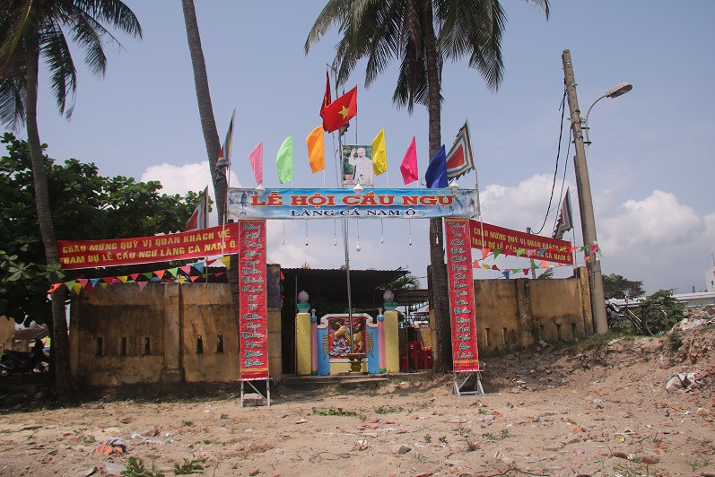 Lăng Cá Ông làng Nam Ô còn trơ lại giữa những đổ nát sau khi làng giải tỏa nhường đất cho dự án. Ảnh Nguyễn Thành