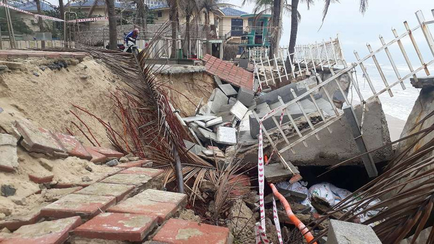 Sạt lở kinh hoàng tại bãi tắm Sao Biển 1 Đà Nẵng. Ảnh Nguyễn Thành