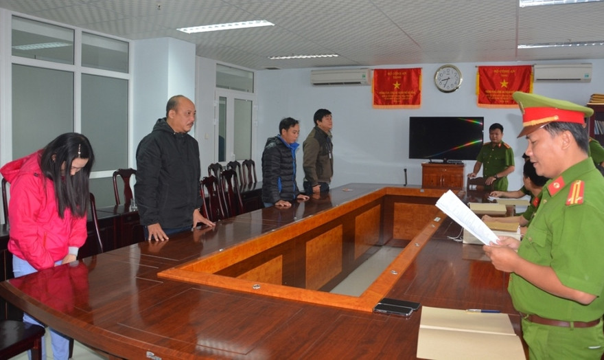 4 cán bộ của Ban giải tỏa đền bù các dự án đầu tư xây dựng số 2 nghe công bố các quyết định khởi tố. Ảnh: Lương Sơn