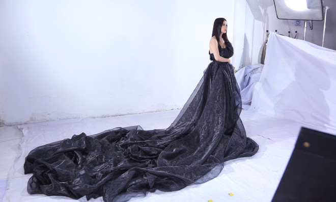 Thí sinh thi nhau tạt sơn vào váy của Trương Ngọc Ánh