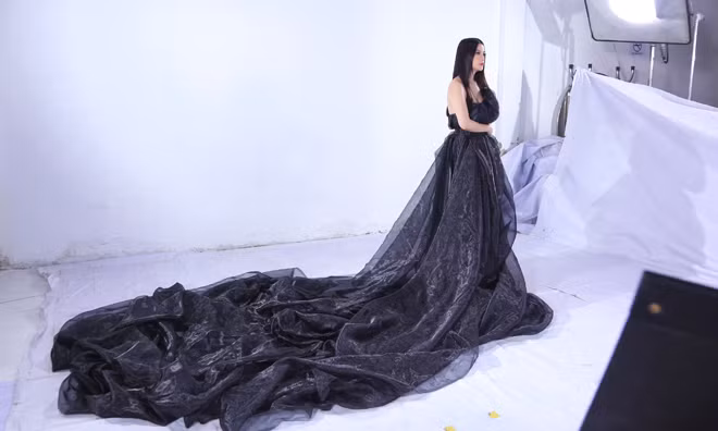 Thí sinh thi nhau tạt sơn vào váy của Trương Ngọc Ánh