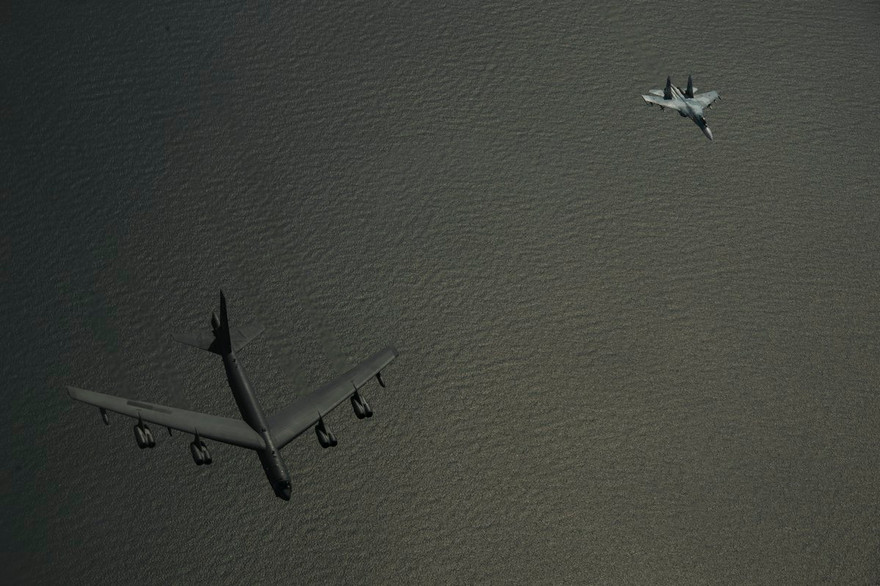 Cận cảnh tiêm kích Su-27 Nga chặn các oanh tạc cơ của Mỹ