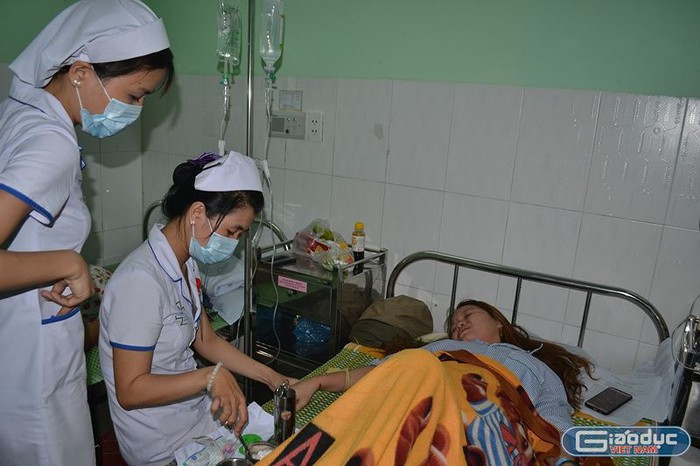 Một cô giáo hiện đang được điều trị tại Bệnh viện. Ảnh: TT