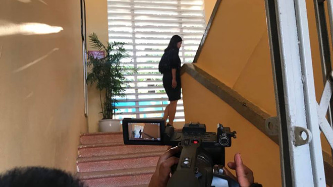 Phó hiệu trưởng trường Tiểu học Quang Trung, bà Nguyễn Thu Hà trả lời ngắn ngủi là sự việc đang được xác minh rồi quay lên phòng. Ảnh: ĐH