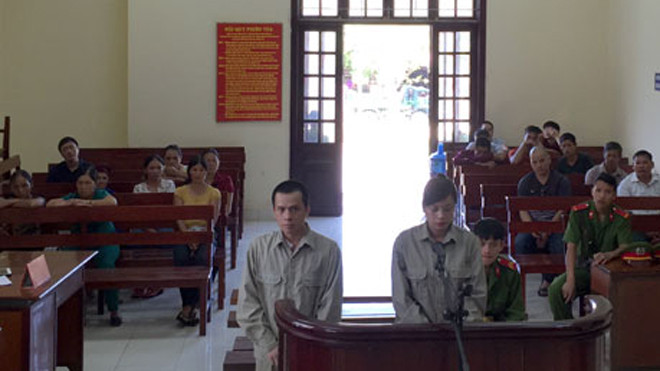 Bị cáo Quý và Liên nghe tuyên án. Ảnh: Minh Thảo