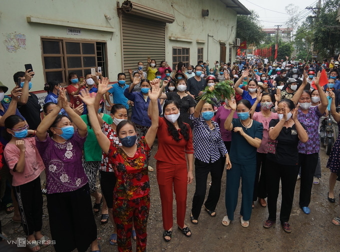 Người dân đổ ra đường trong ngày hết cách ly. Ảnh: Gia Chính