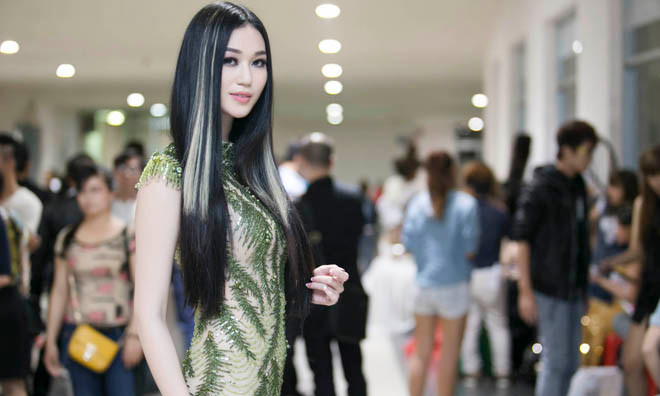 Khánh My tôn vòng 3 sexy với đầm xuyên thấu