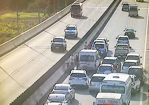 5 ôtô tông liên hoàn khiến cao tốc TP HCM - Long Thành, hướng từ Đồng Nai về TP HCM bị ùn ứ kéo dài. Ảnh: VEC E.