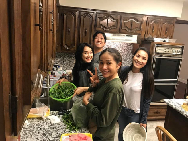 Trường Giang và Nhã Phương tại nhà ca sĩ Hồng Ngọc ở Mỹ. Ảnh: FBNV. 