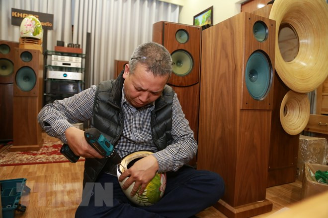 Kỳ công lắp ghép loa cổ. (Ảnh: Mạnh Khánh/TTXVN) 